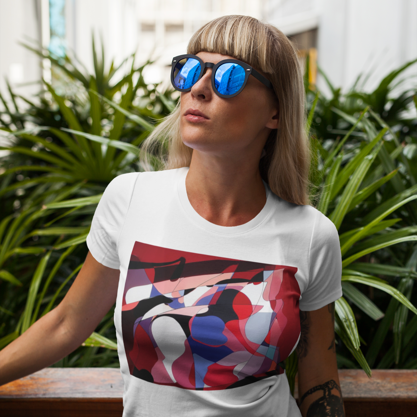 K#150 - Crimson Layers T-Shirt – Abstrakte Tiefe in Rot & Bewegung | Kirrify