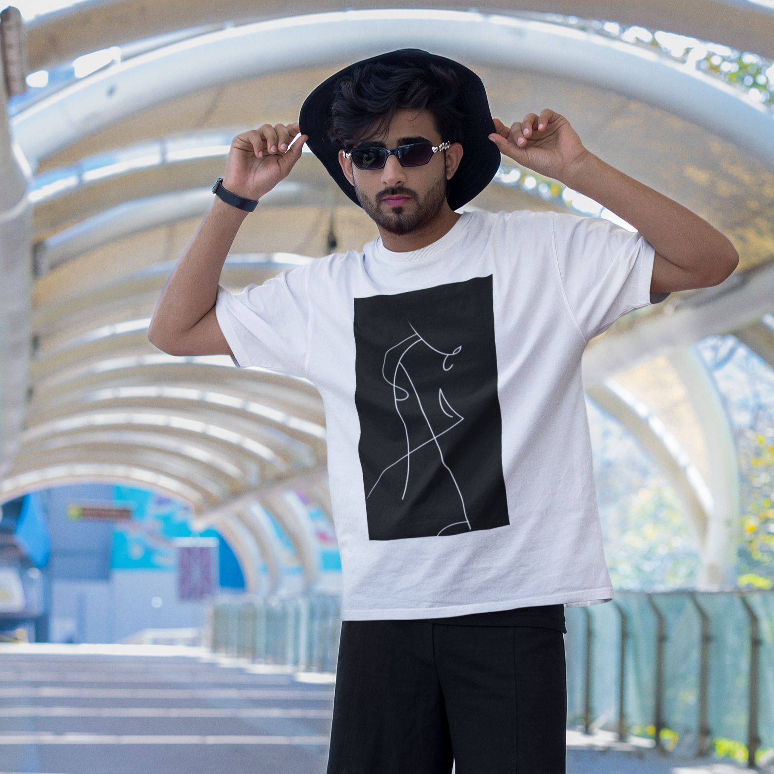 K#137 - Equine Grace T-Shirt – Minimalistische Pferdekunst in Schwarz & Weiß | Kirrify