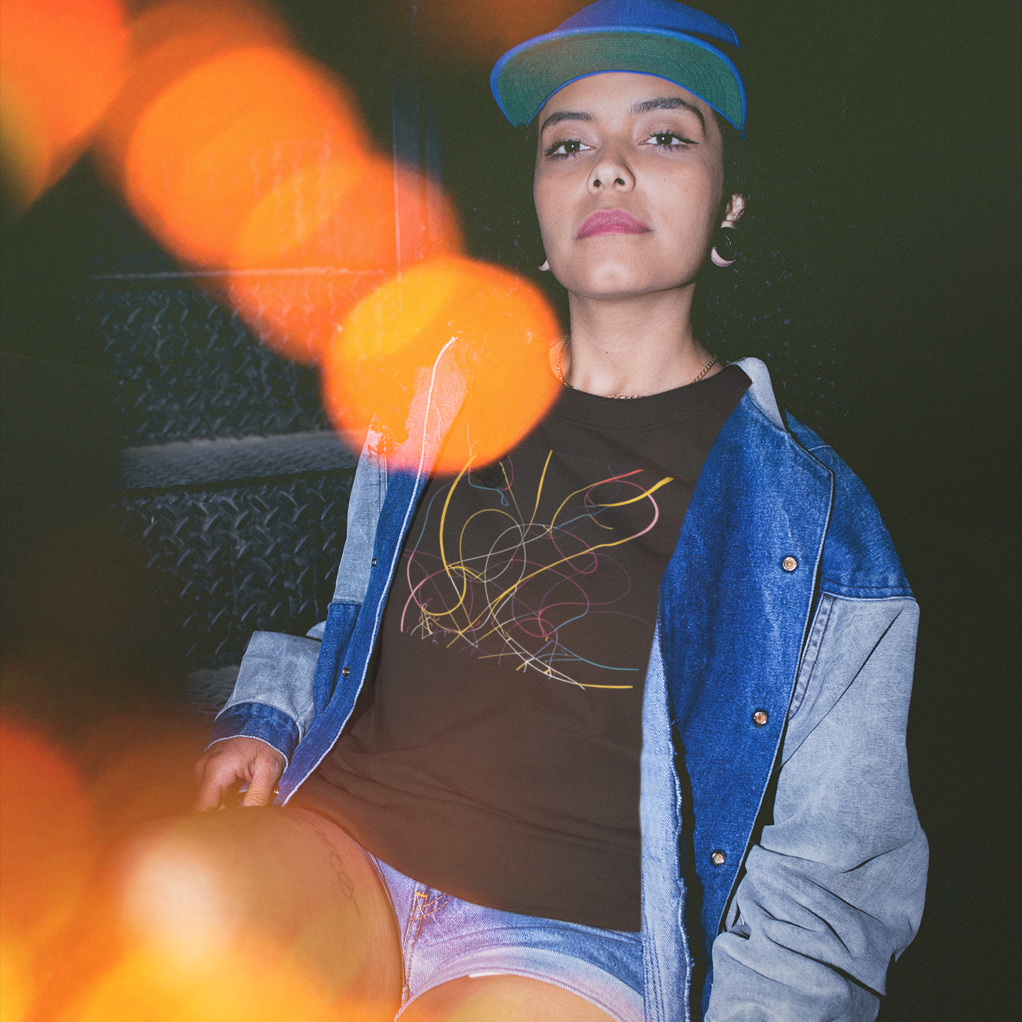 K#521 - Neon Lines Hoodie – Farbige Energie auf Schwarz | Kirrify