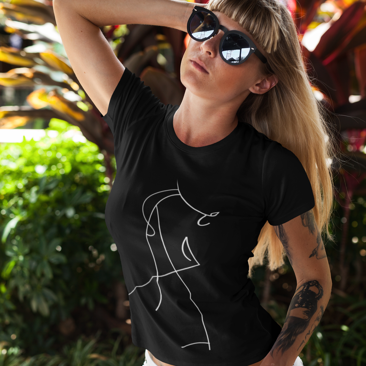 K#137 - Equine Grace T-Shirt – Minimalistische Pferdekunst in Schwarz & Weiß | Kirrify